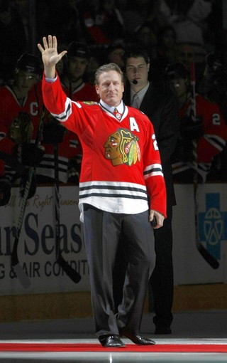Jeremey Roenick waives to the crowd before the Sharks 4-3 OT loss in Chicago